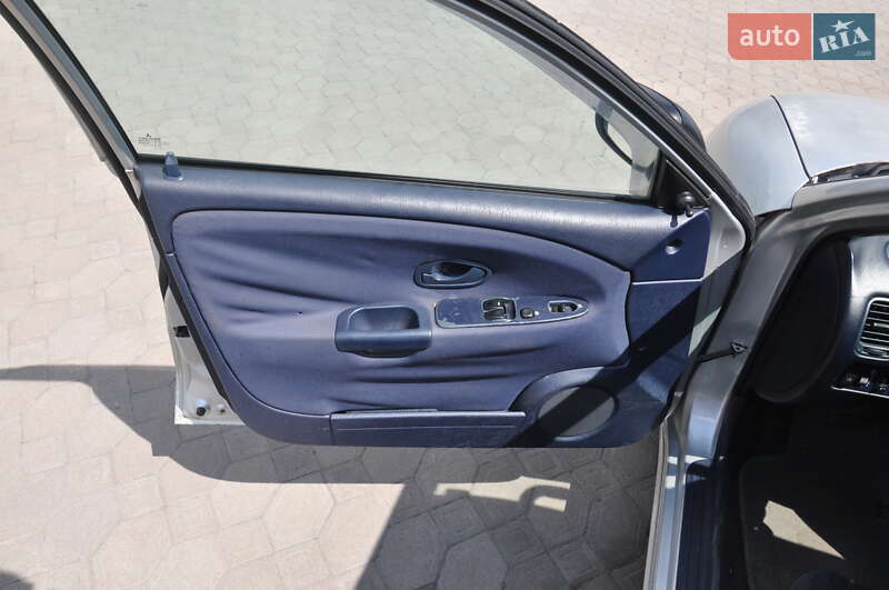 Лифтбек Mitsubishi Carisma 2000 в Львове