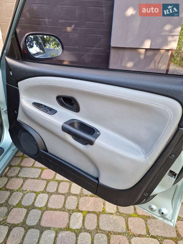 Седан Mitsubishi Carisma 2003 в Львові