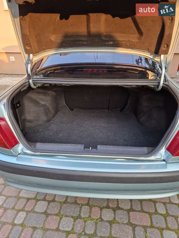 Седан Mitsubishi Carisma 2003 в Львові