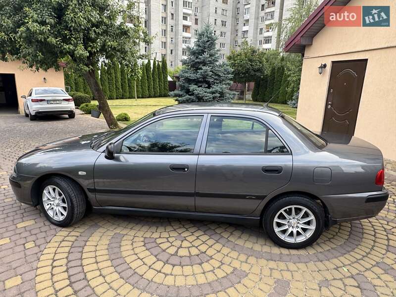 Седан Mitsubishi Carisma 2004 в Львове