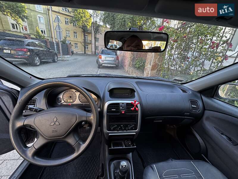 Седан Mitsubishi Carisma 2004 в Львове