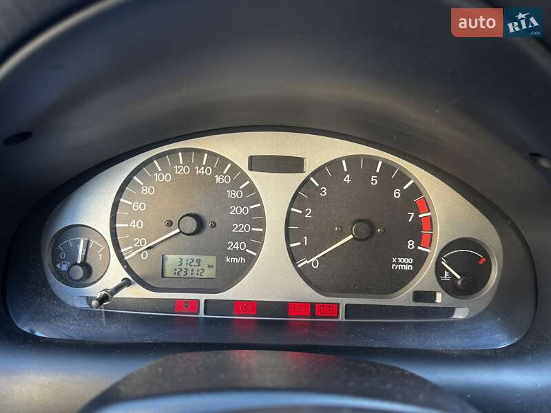 Седан Mitsubishi Carisma 2004 в Львове