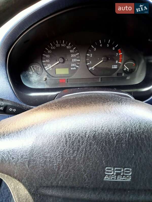 Седан Mitsubishi Carisma 2000 в Киеве