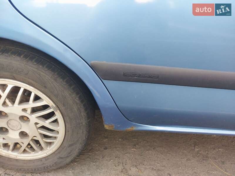 Седан Mitsubishi Carisma 2000 в Киеве