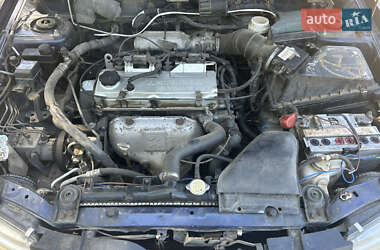 Ліфтбек Mitsubishi Carisma 2001 в 