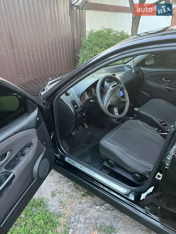 Седан Mitsubishi Carisma 2003 в Харькове