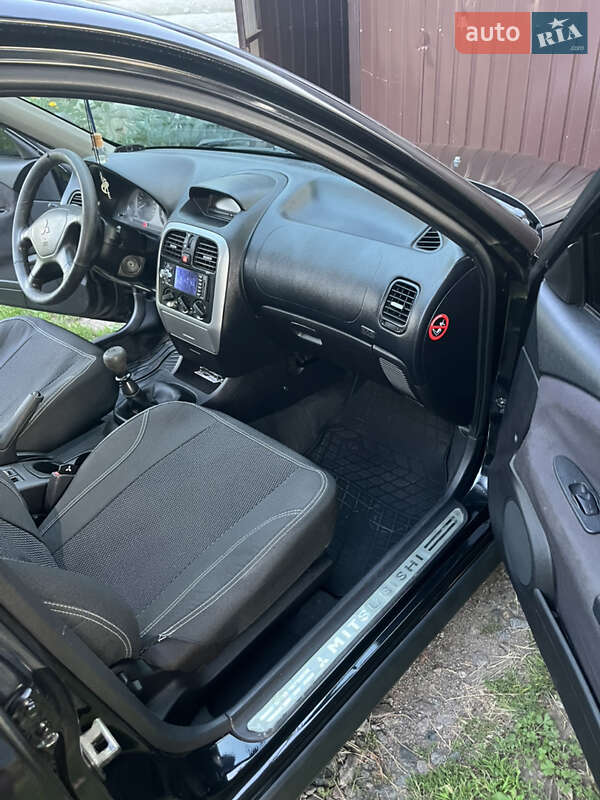 Седан Mitsubishi Carisma 2003 в Харькове