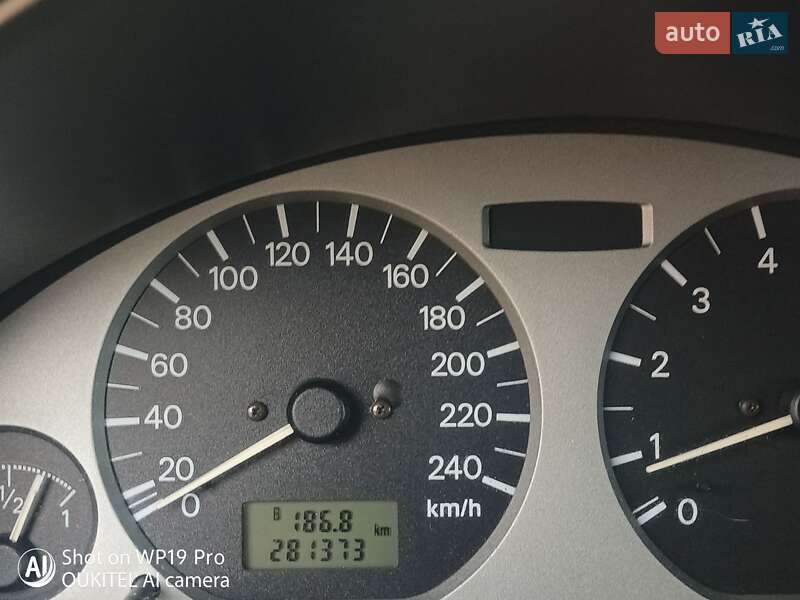 Седан Mitsubishi Carisma 2003 в Кременчуці