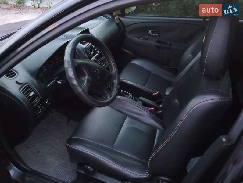 Седан Mitsubishi Carisma 2003 в Буче