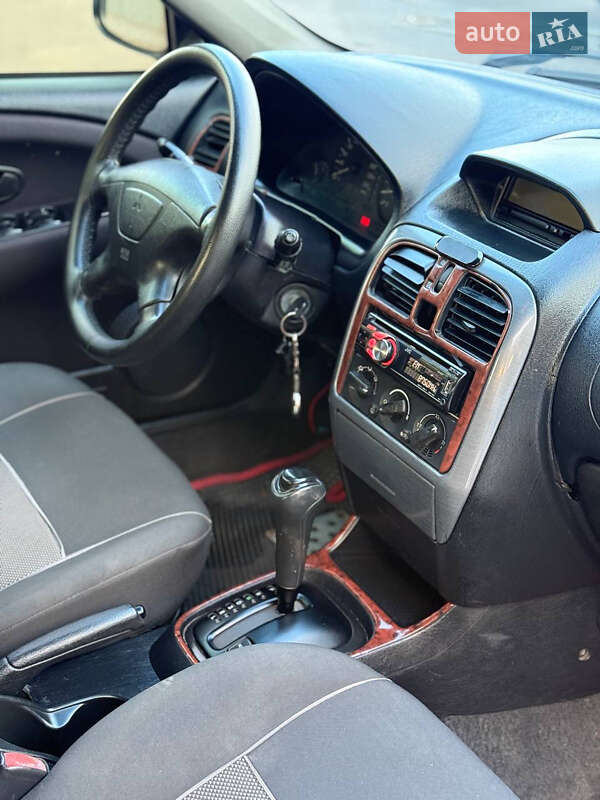 Лифтбек Mitsubishi Carisma 2001 в Запорожье