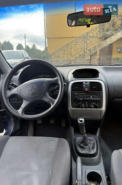Седан Mitsubishi Carisma 2002 в Новому Розділі