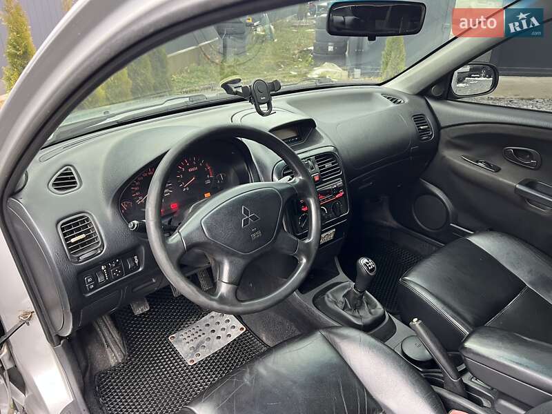 Седан Mitsubishi Carisma 2002 в Львові