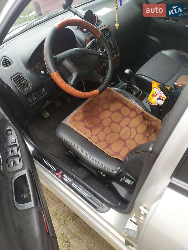 Ліфтбек Mitsubishi Carisma 2003 в Мостиській