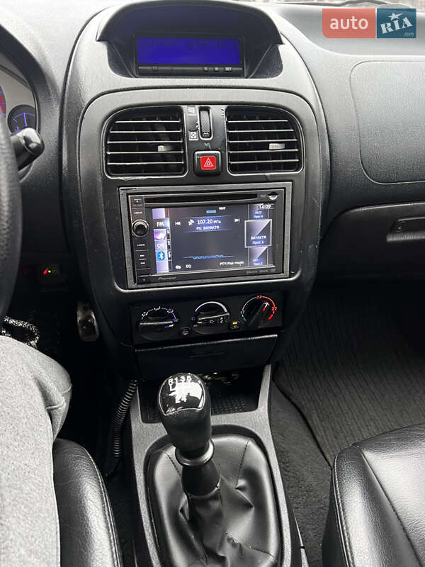 Седан Mitsubishi Carisma 2003 в Львове