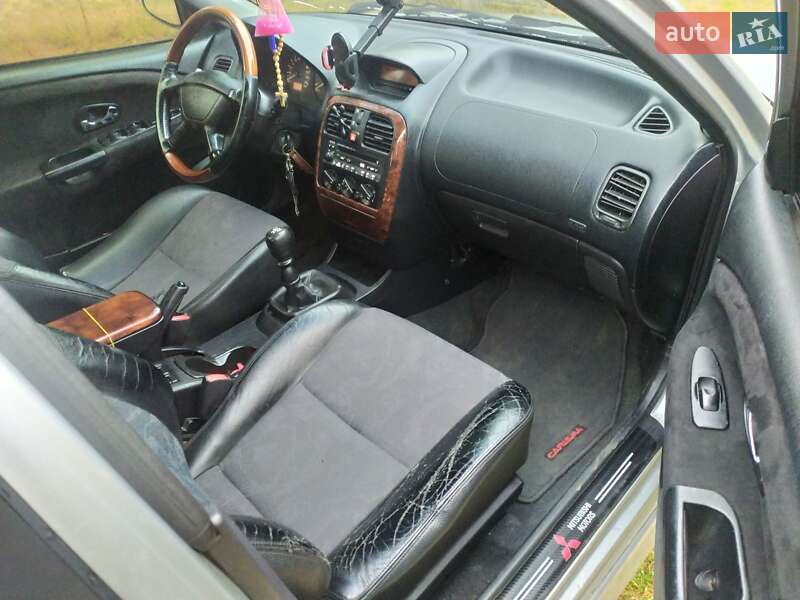 Лифтбек Mitsubishi Carisma 2003 в Мостиске