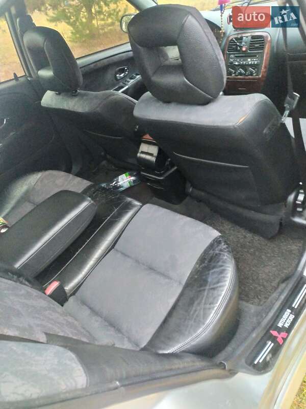 Лифтбек Mitsubishi Carisma 2003 в Мостиске