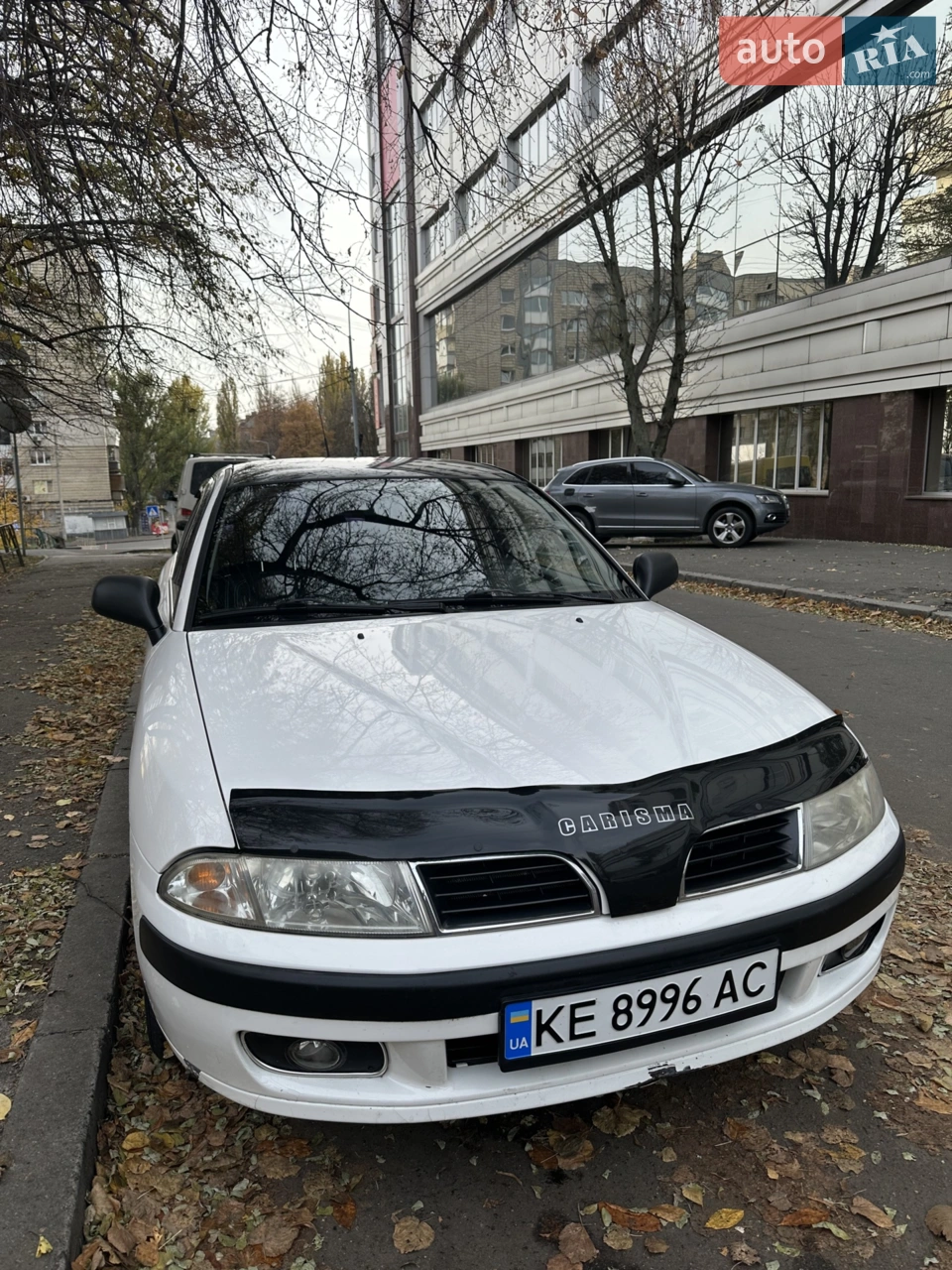 Mitsubishi Carisma 1.6 бензин, МКПП, 2000 рік
Власне авто. Машина технічно справна, обслуговувалась вчасно, без прихованих проблем. Реальний пробіг - 356 тис. км.
Технічний стан:
* двигун 1.6 бензин, працює рівно, без сторонніх звуків;
* механічна КПП - без зауважень;
* ходова без стуків, передні стійки реставровані ~4 тис. км тому;
* пічка та кондиціонер працюють;
* електрика справна.
Кузов і салон:
* Без корозії;
* скло без тріщин;
* салон охайний, сидіння в чохлах;
* Android магнітола з підтримкою бездротового CarPlay/Android Auto;
Обслуговування:
Виконувалось ТО, зокрема:
* заміна ГРМ;
* роботи по ходовій;
* обслуговування гальмівної системи;
* заміна мастила двигуна та фільтрів (Motul, MANN);
* обслуговування системи охолодження та інше.
В комплекті є 15 титанові диски з літньою резиною та 14 сталеві диски з зимовою.
Авто використовувалось нечасто: місто, іноді траса.
Будь-які перевірки вітаються.