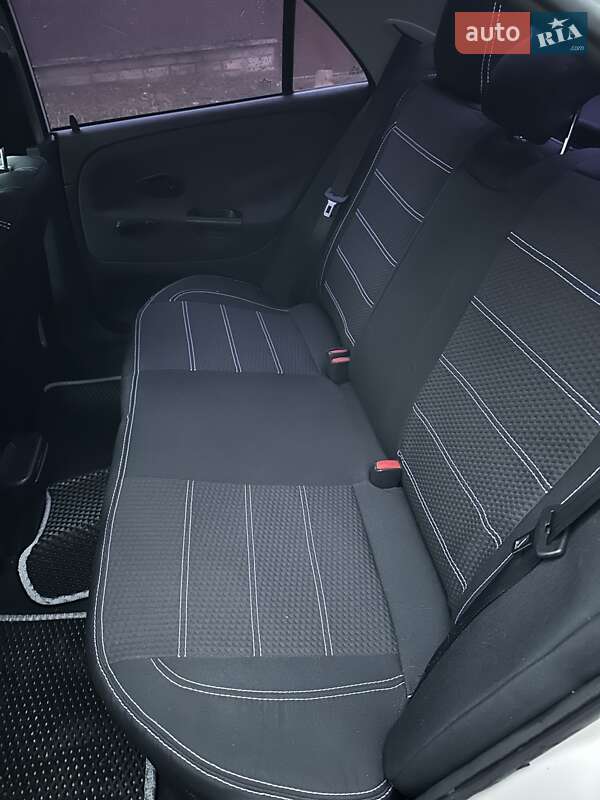 Седан Mitsubishi Carisma 2000 в Киеве