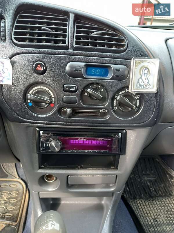 Хэтчбек Mitsubishi Colt 1996 в Новоселице