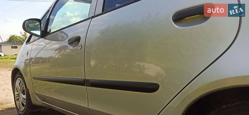 Хэтчбек Mitsubishi Colt 2004 в Новояворовске