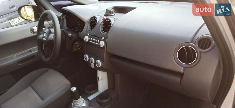 Хэтчбек Mitsubishi Colt 2004 в Новояворовске