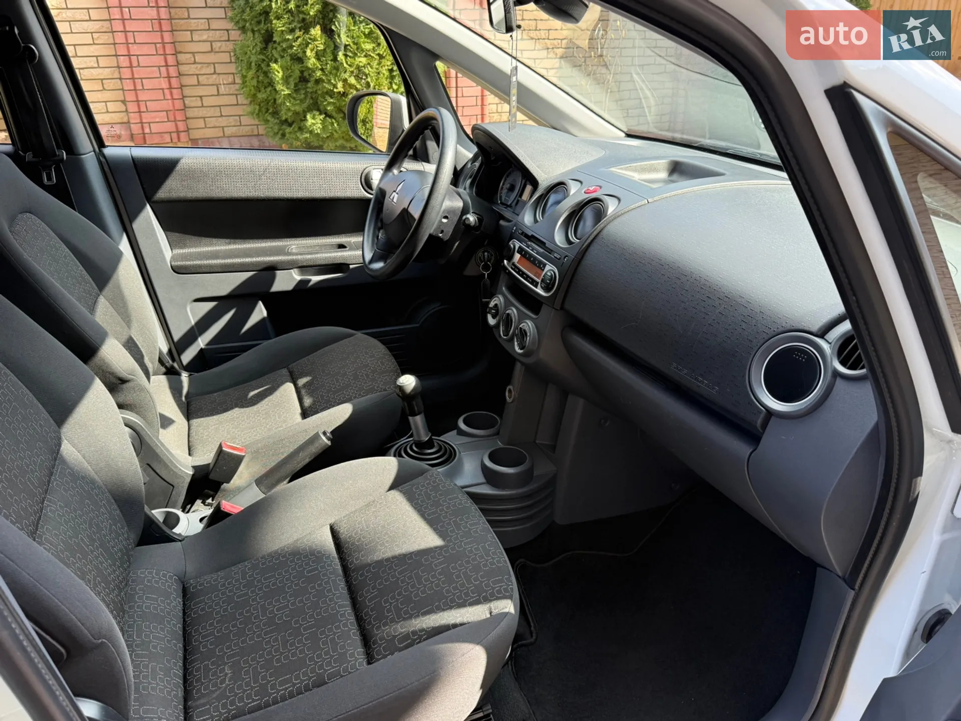 2010 Mitsubishi Colt - мініатюра 28