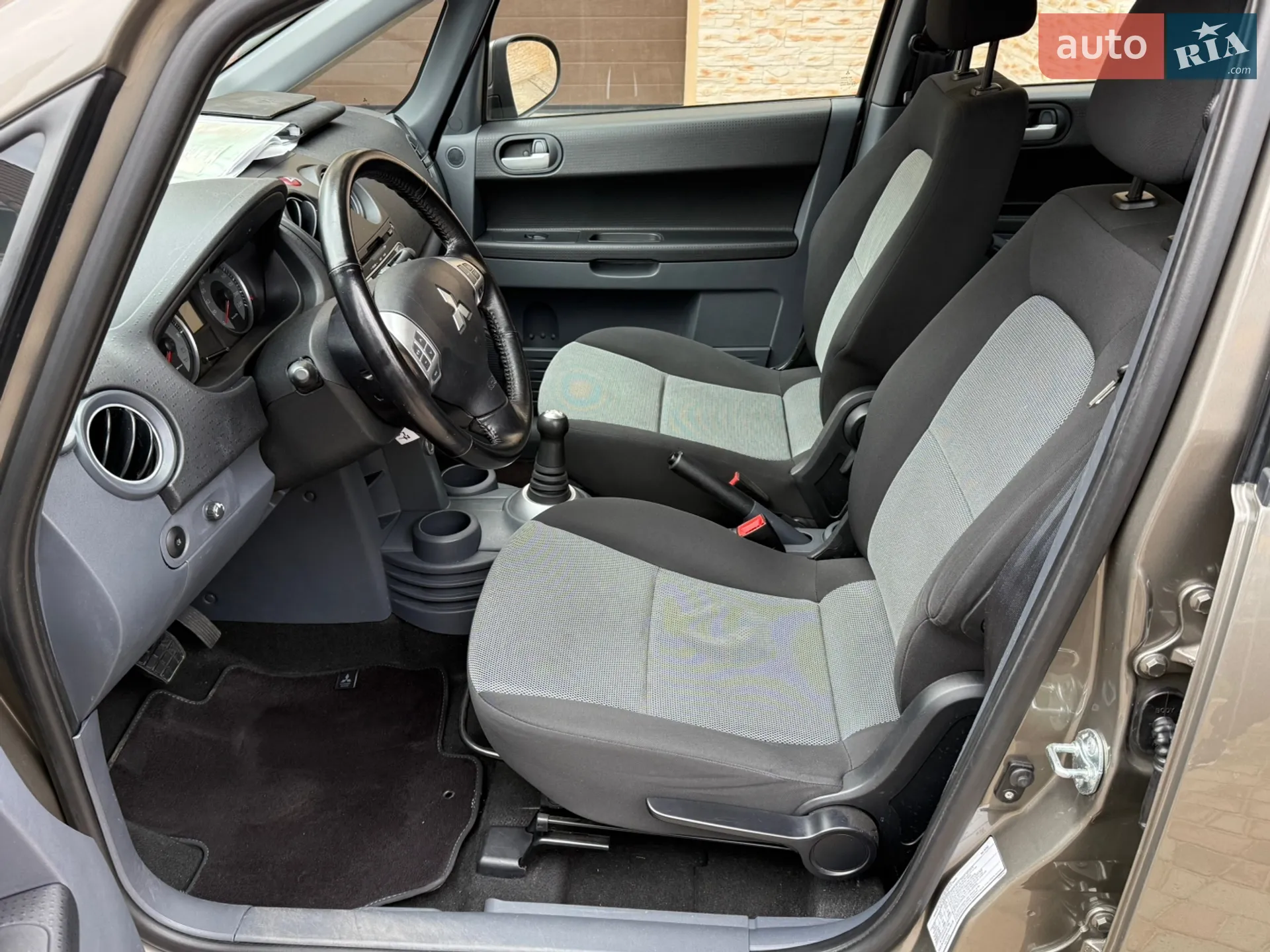2010 Mitsubishi Colt - мініатюра 24