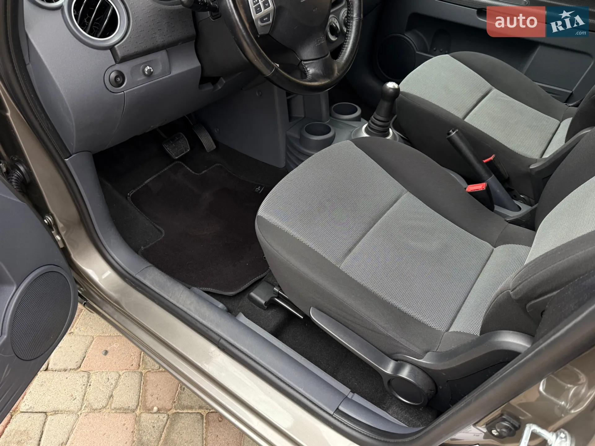 2010 Mitsubishi Colt - мініатюра 26
