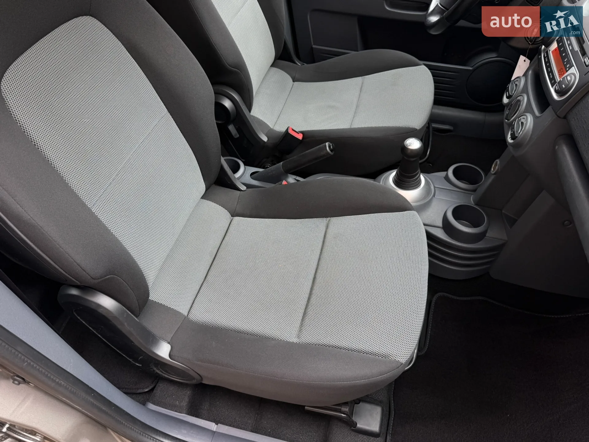 2010 Mitsubishi Colt - мініатюра 29