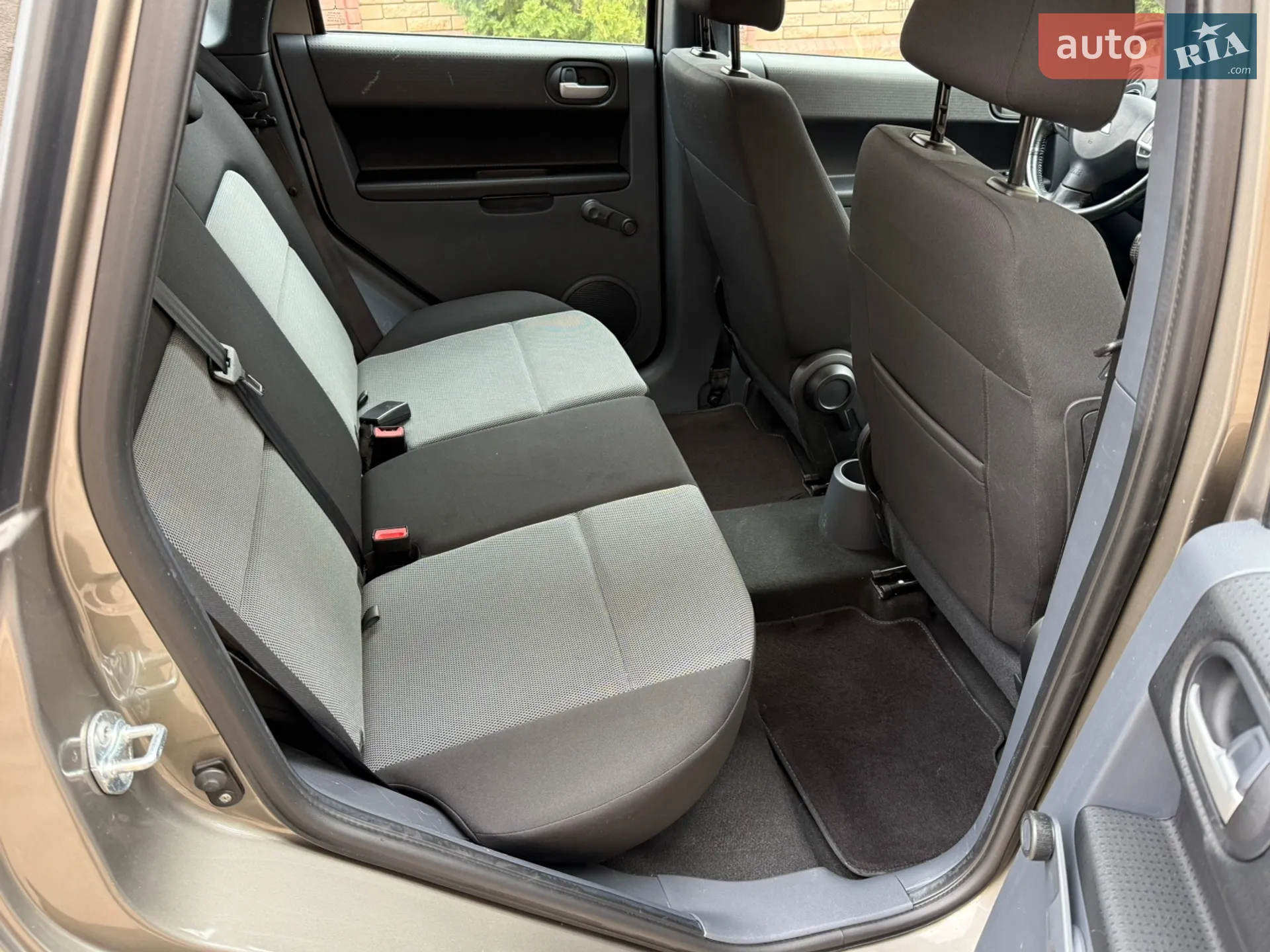 2010 Mitsubishi Colt - мініатюра 32