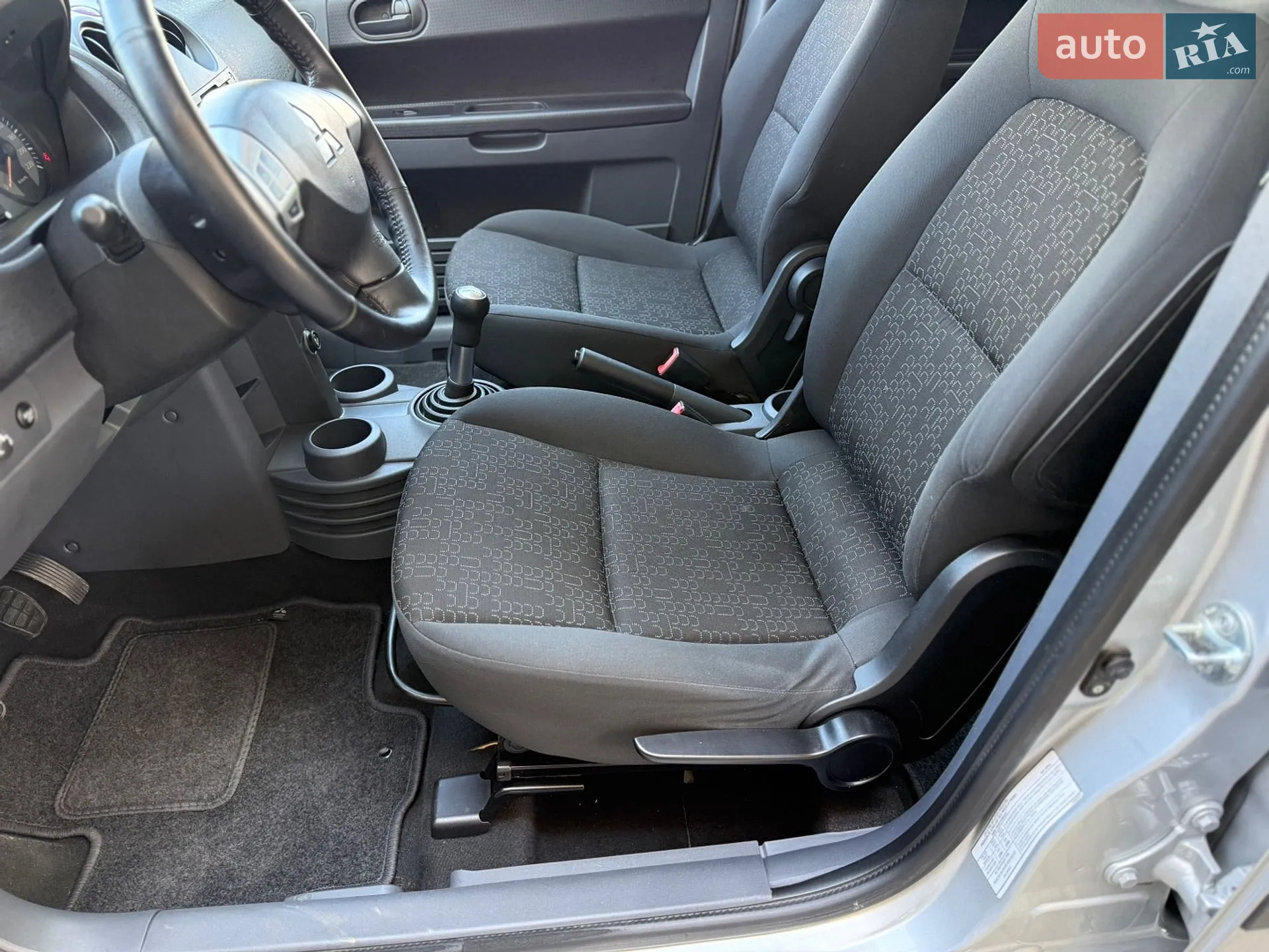 2010 Mitsubishi Colt - мініатюра 21