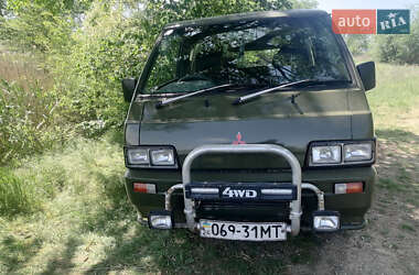 Минивэн Mitsubishi Delica 1990 в 