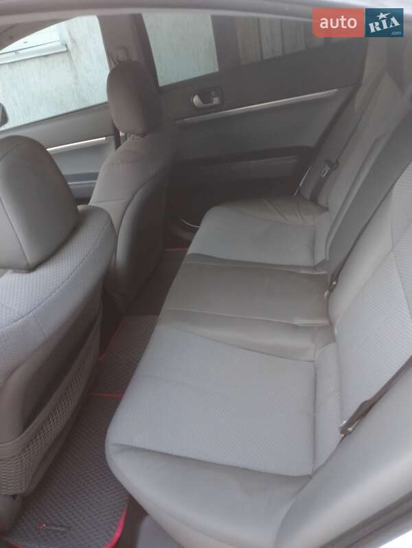 Седан Mitsubishi Galant 2010 в Киеве