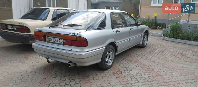 Ліфтбек Mitsubishi Galant 1989 в Чернівцях