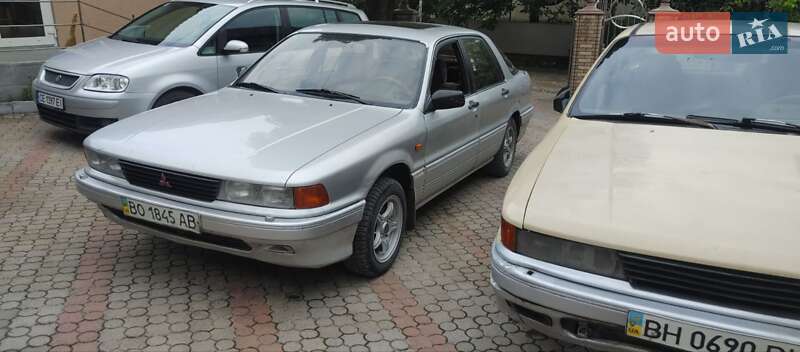 Ліфтбек Mitsubishi Galant 1989 в Чернівцях