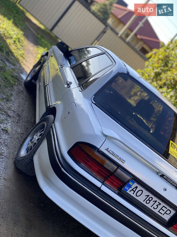 Седан Mitsubishi Galant 1988 в Виноградове