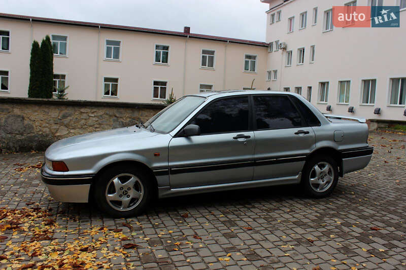 Седан Mitsubishi Galant 1989 в Кременце