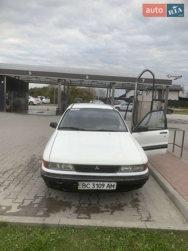 Седан Mitsubishi Galant 1989 в Львове