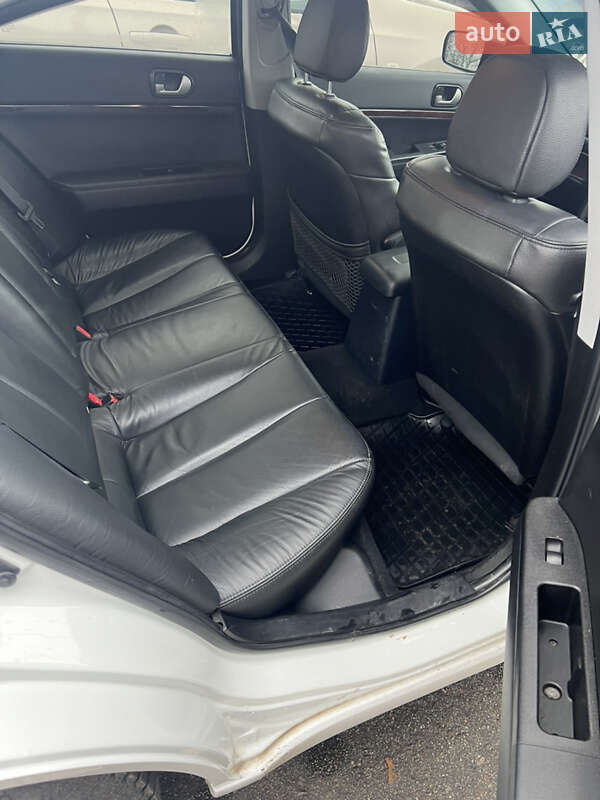 Седан Mitsubishi Galant 2012 в Недригайліву