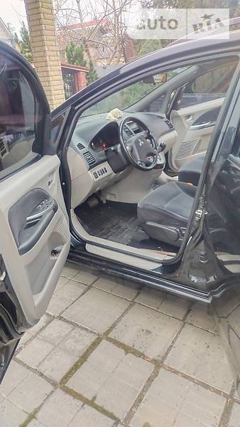 Минивэн Mitsubishi Grandis 2006 в 
