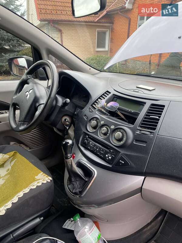 Mitsubishi Grandis 2005