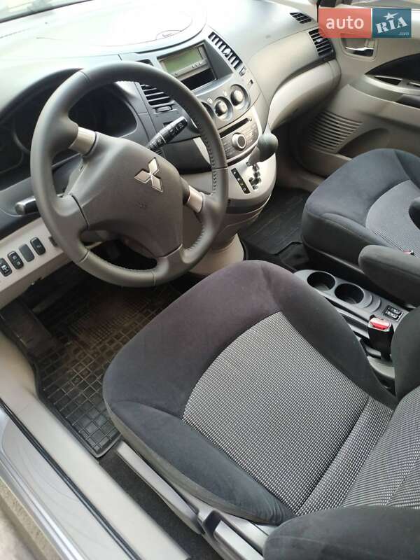Минивэн Mitsubishi Grandis 2007 в Благовещенском