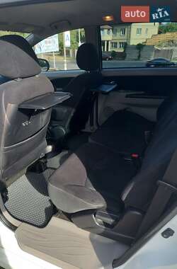 Минивэн Mitsubishi Grandis 2010 в 