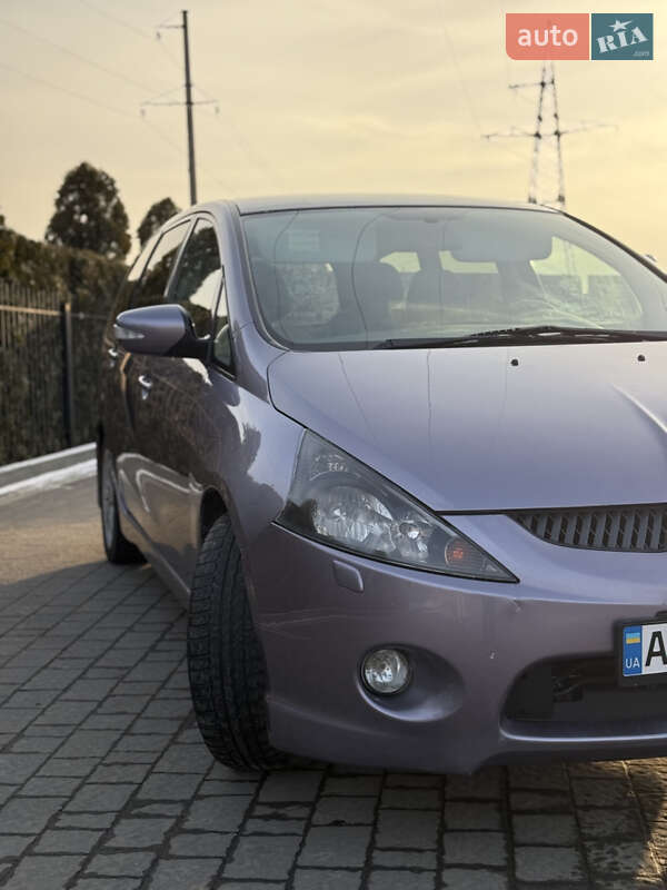 Минивэн Mitsubishi Grandis 2004 в Долине