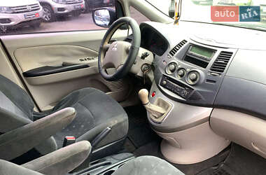 Минивэн Mitsubishi Grandis 2005 в 