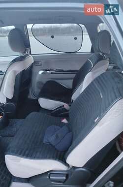 Минивэн Mitsubishi Grandis 2004 в 