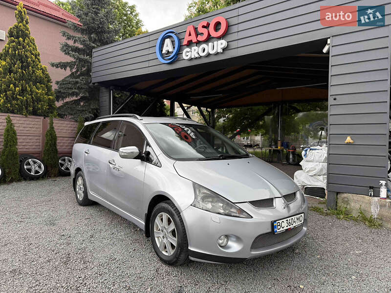 Мінівен Mitsubishi Grandis 2004 в 