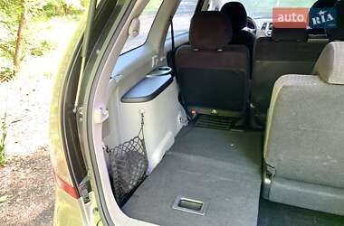 Минивэн Mitsubishi Grandis 2006 в 