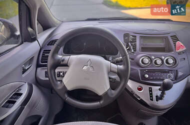 Минивэн Mitsubishi Grandis 2005 в 