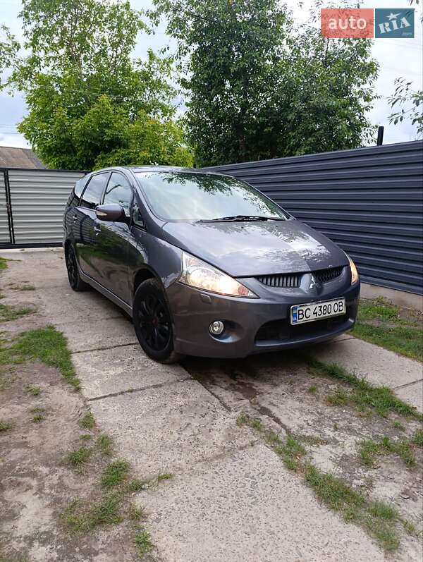 Минивэн Mitsubishi Grandis 2008 в 